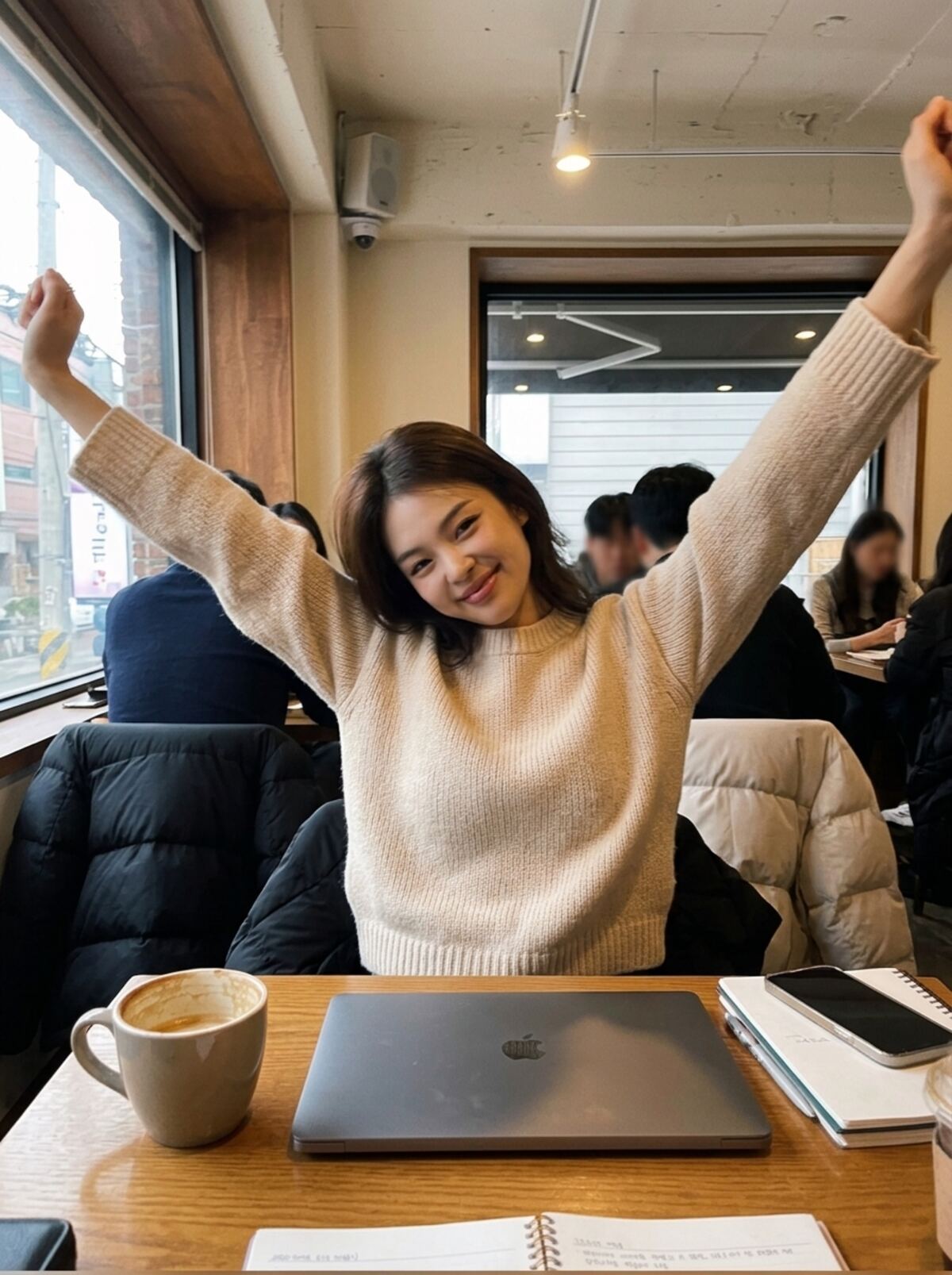 카페에서 공부 후 스트레칭하는 모습